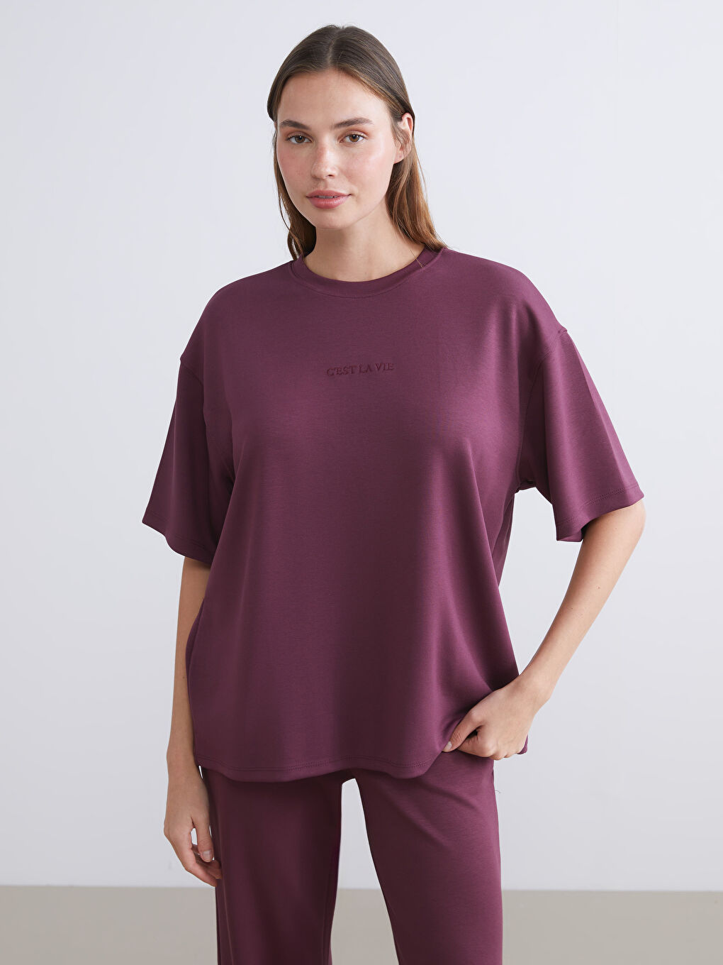 Mürdüm Bisiklet Yaka Nakışlı Oversize Kadın Tişört