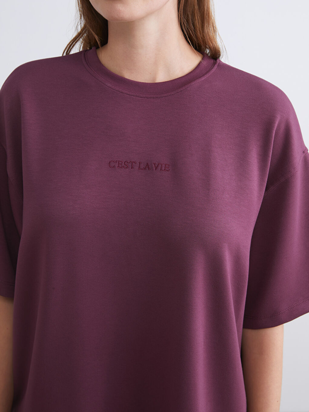 Mürdüm Bisiklet Yaka Nakışlı Oversize Kadın Tişört-2