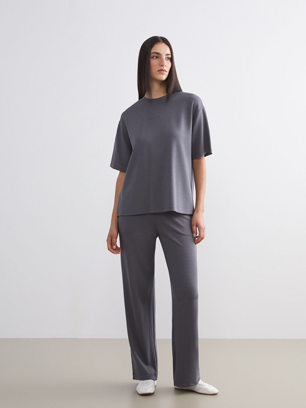 Gri Bisiklet Yaka Nakışlı Oversize Kadın Tişört-1