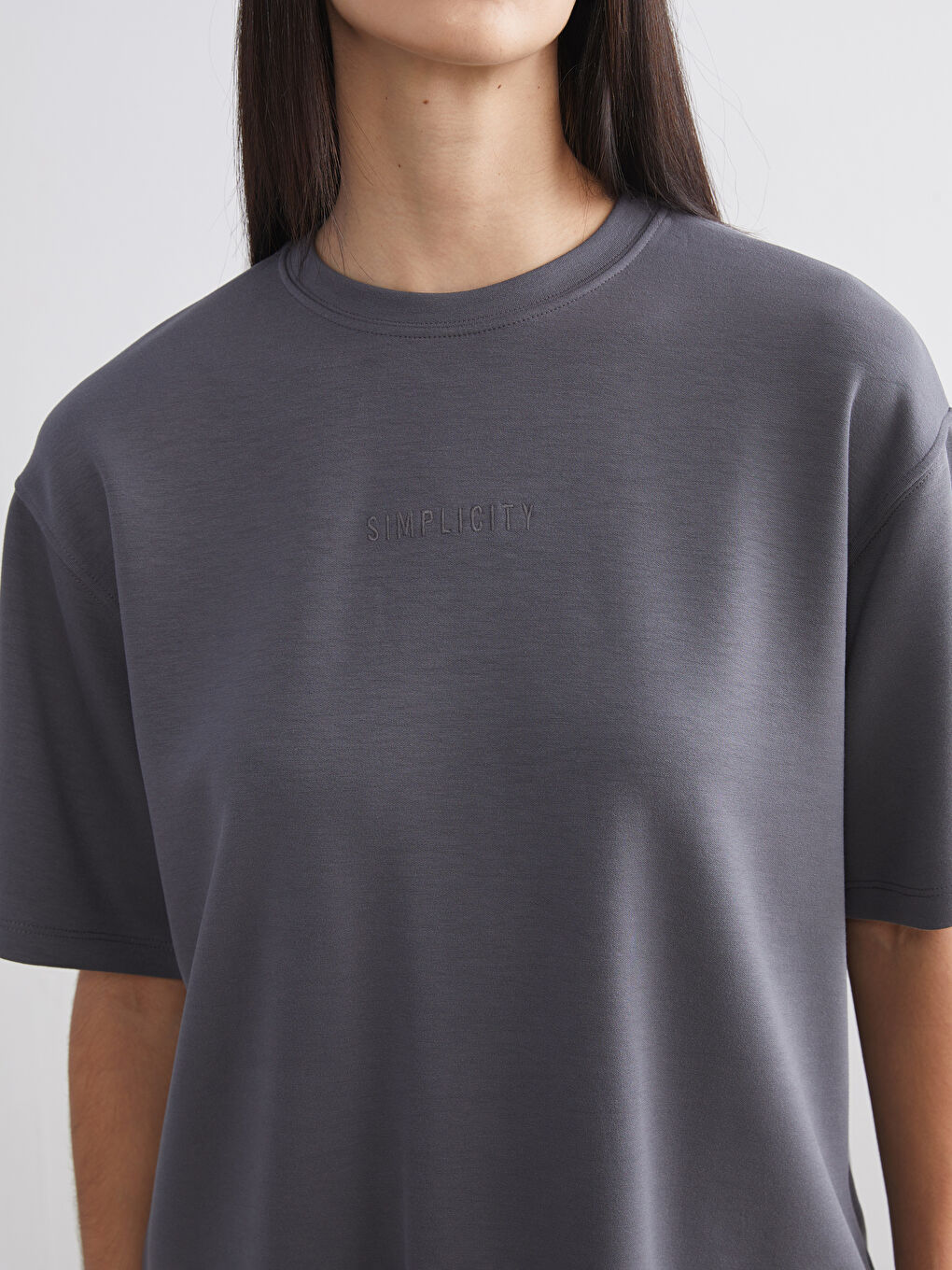 Gri Bisiklet Yaka Nakışlı Oversize Kadın Tişört-2