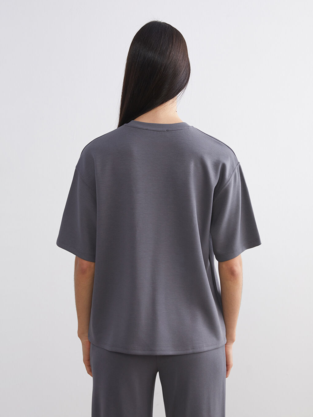 Gri Bisiklet Yaka Nakışlı Oversize Kadın Tişört-3