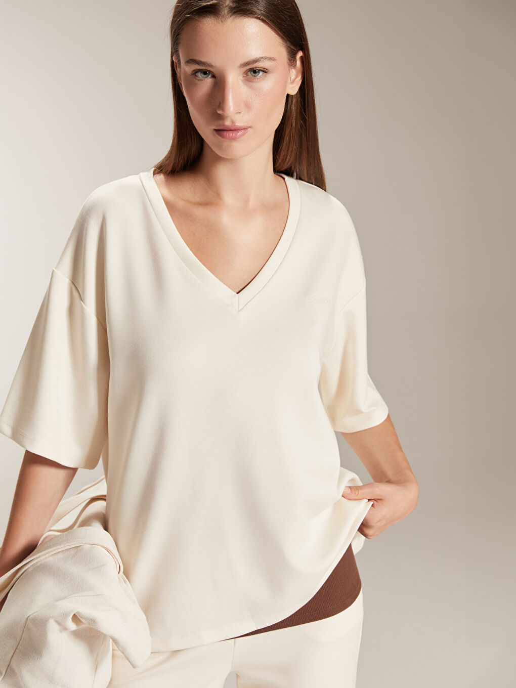 Ekru V Yaka Nakışlı Oversize Kadın Tişört-1