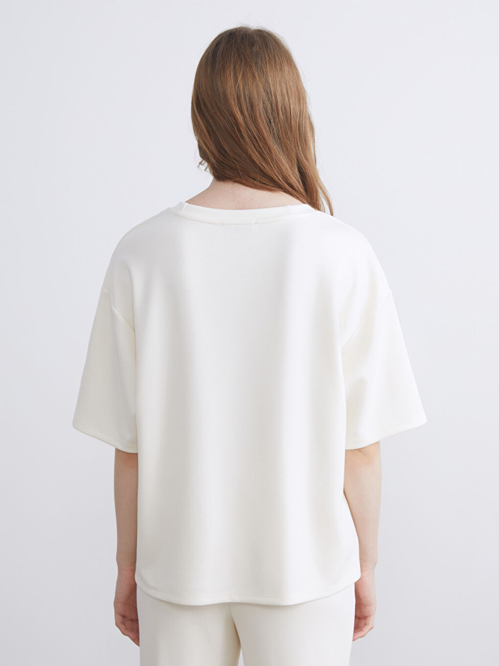 Ekru V Yaka Nakışlı Oversize Kadın Tişört-2