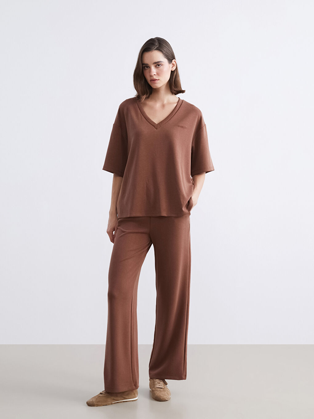 Kahverengi V Yaka Nakışlı Oversize Kadın Tişört-1
