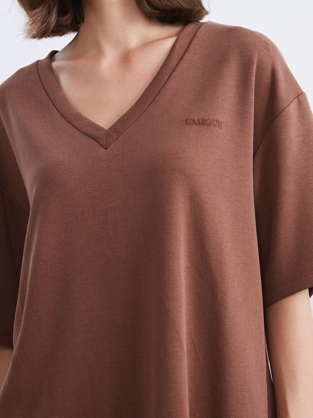 Kahverengi V Yaka Nakışlı Oversize Kadın Tişört-2