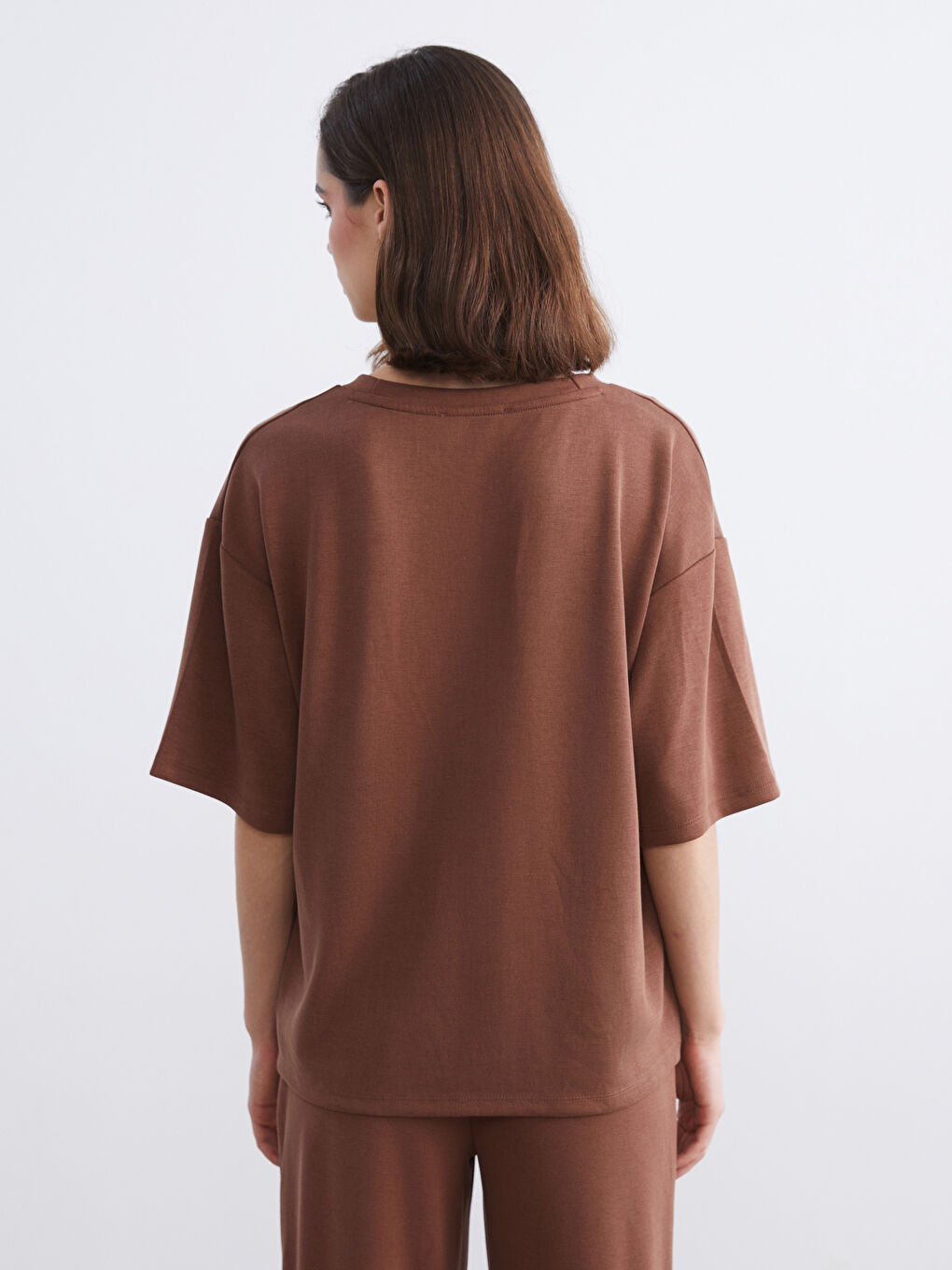 Kahverengi V Yaka Nakışlı Oversize Kadın Tişört-3