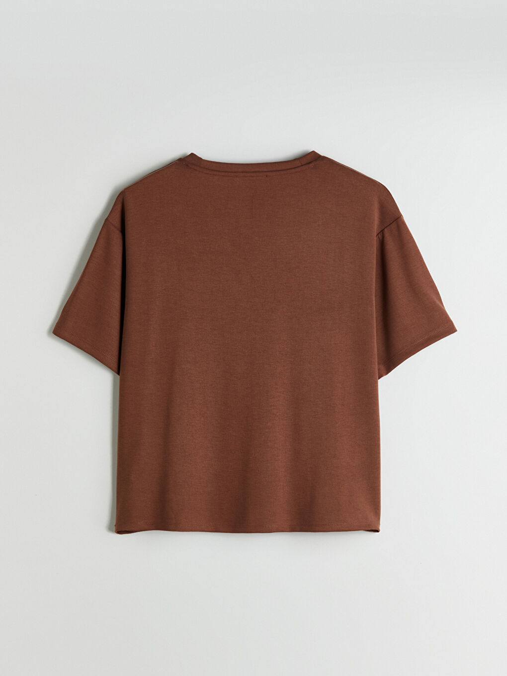 Kahverengi V Yaka Nakışlı Oversize Kadın Tişört-5