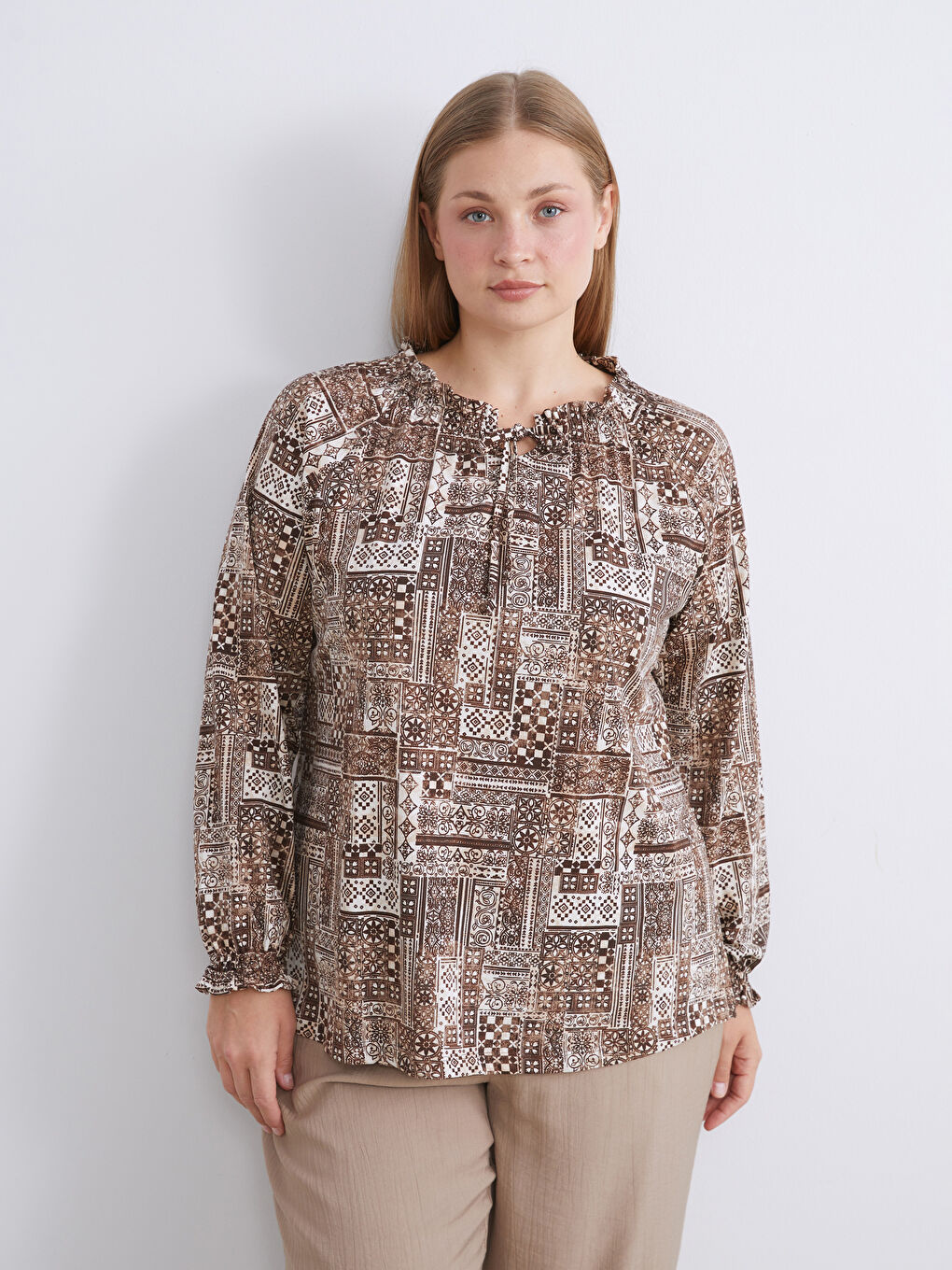 Kahverengi Bağlamalı Yaka Desenli Bluz-1