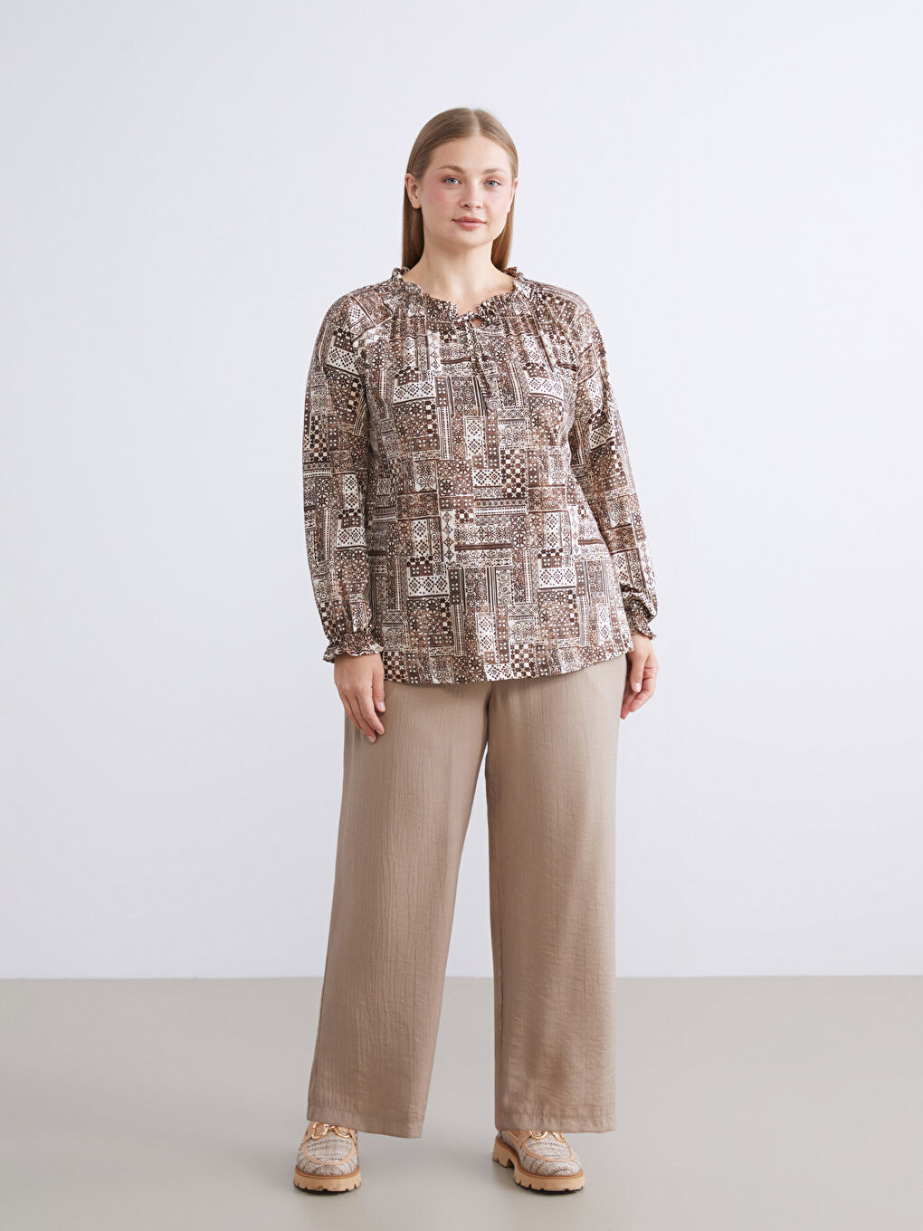 Kahverengi Bağlamalı Yaka Desenli Bluz-5