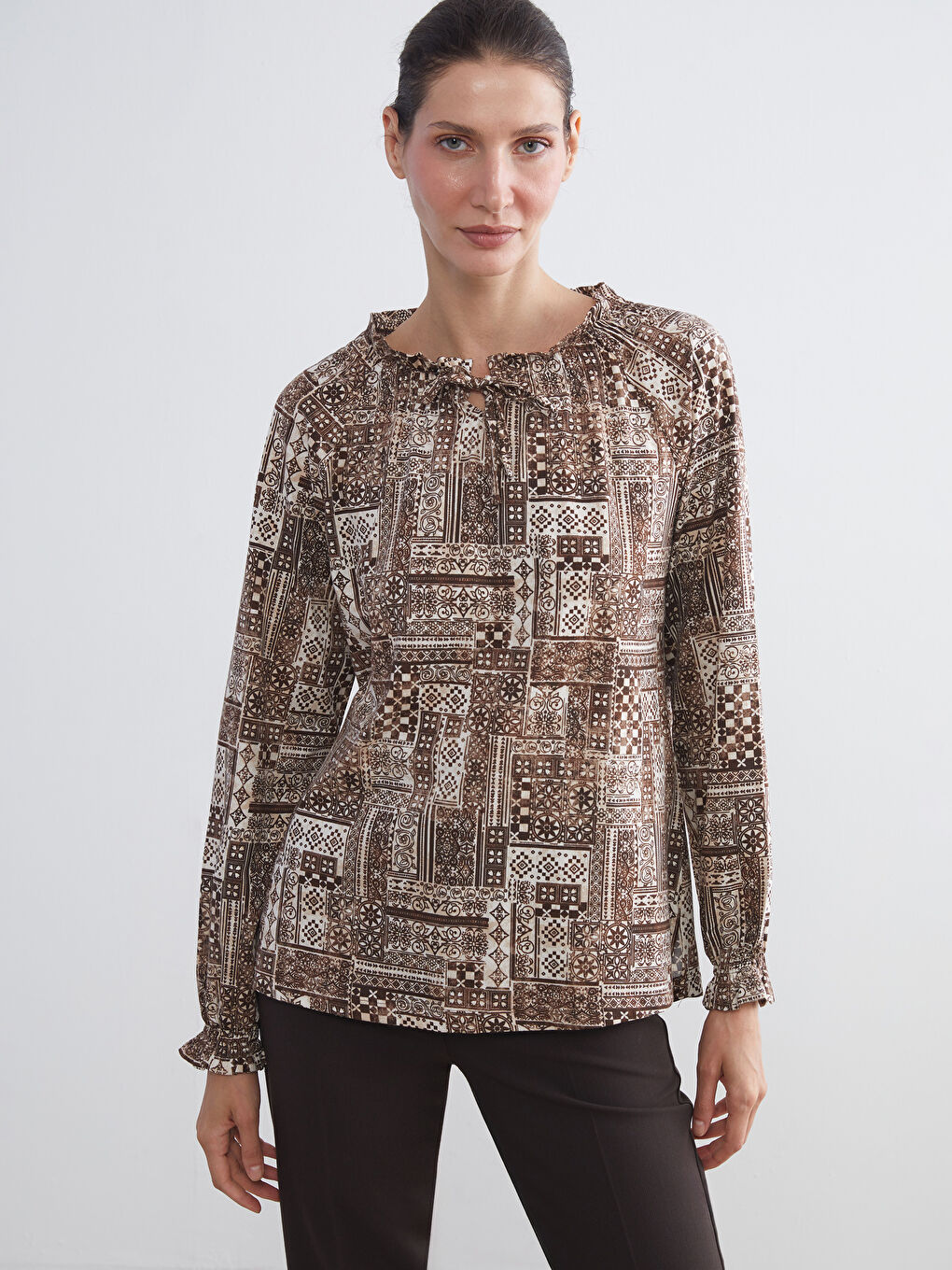 Kahverengi Bağlamalı Yaka Desenli Bluz