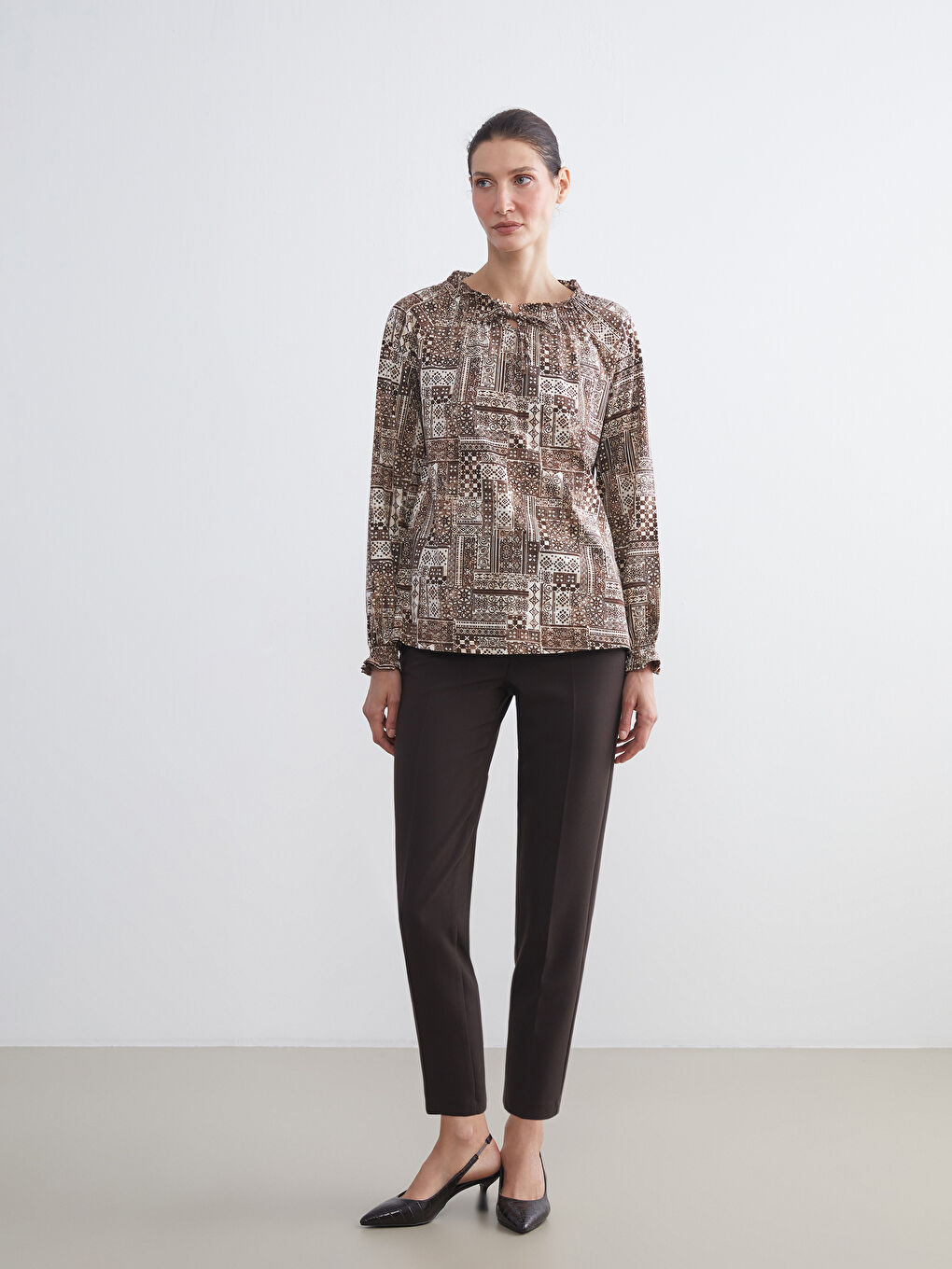 Kahverengi Bağlamalı Yaka Desenli Bluz-2