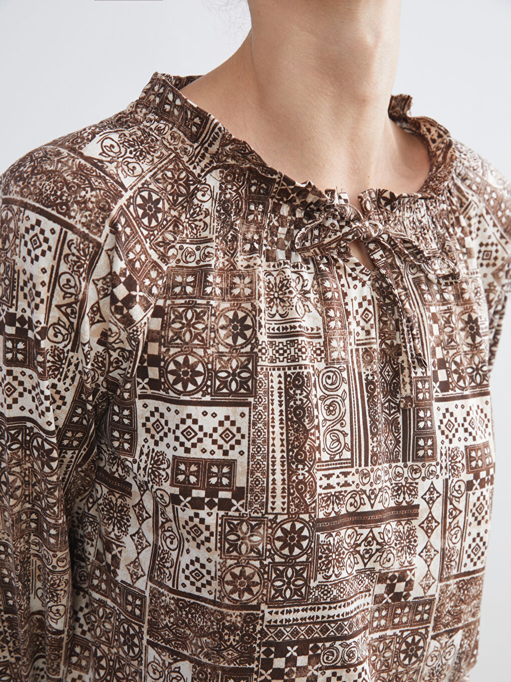 Kahverengi Bağlamalı Yaka Desenli Bluz-3