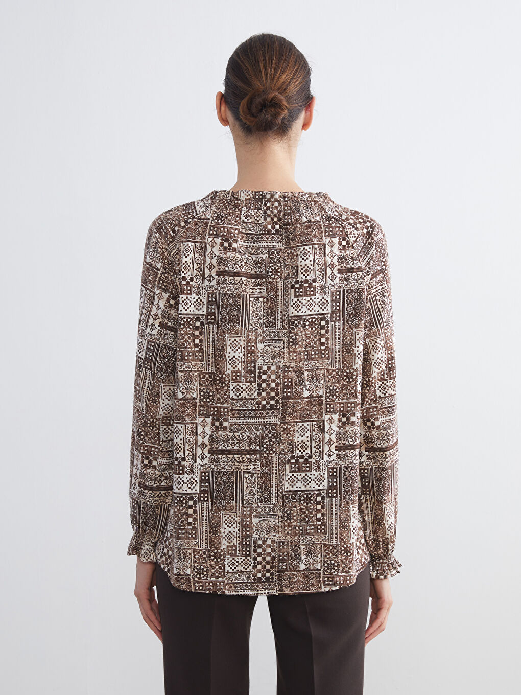 Kahverengi Bağlamalı Yaka Desenli Bluz-4