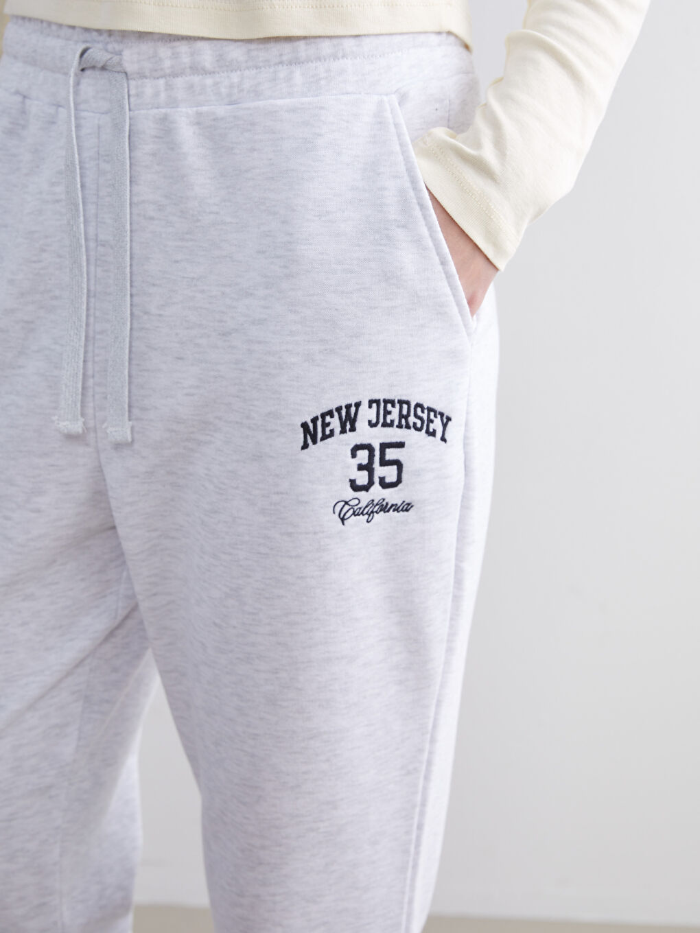 Gri Beli Lastikli Los Angeles Baskılı Kadın Jogger Eşofman Altı-2