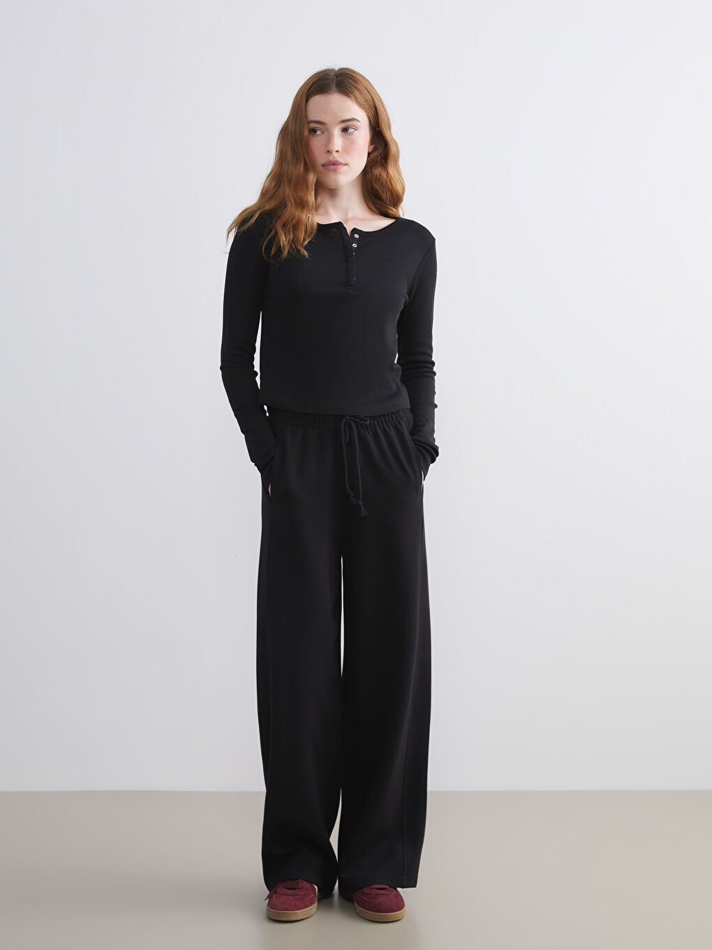 Siyah Bisiklet Yaka Modal Karışımlı Kadın Tişört-1