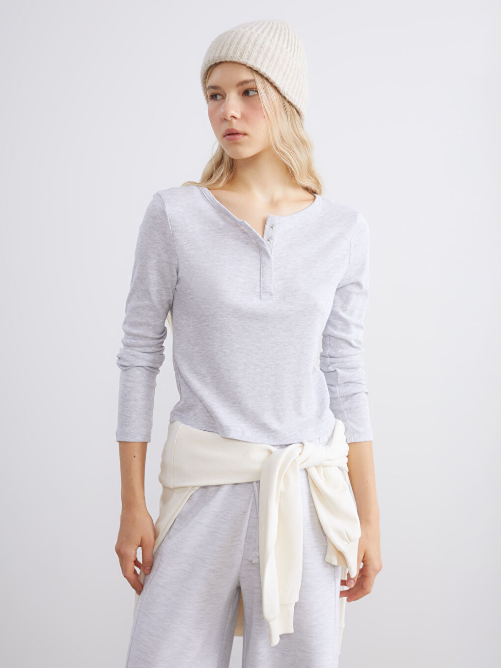 Gri Bisiklet Yaka Modal Karışımlı Kadın Tişört