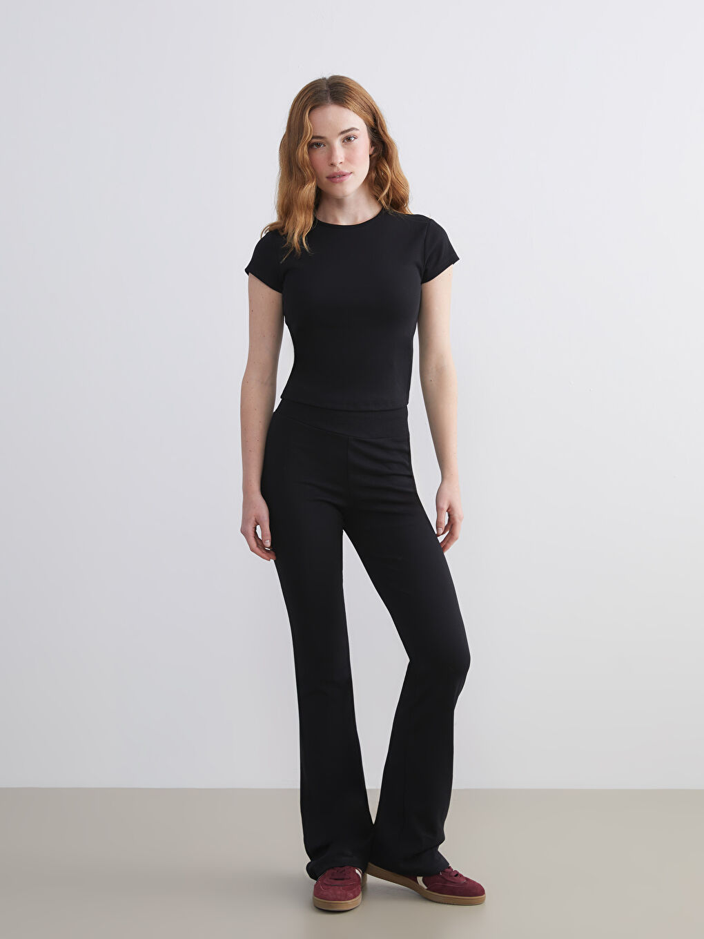 Siyah Bisiklet Yaka Kadın Tişört-1