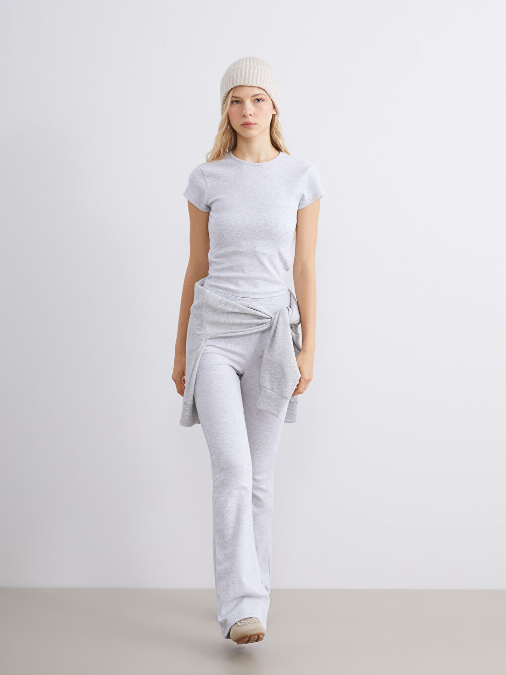 Gri Bisiklet Yaka Kadın Tişört-1