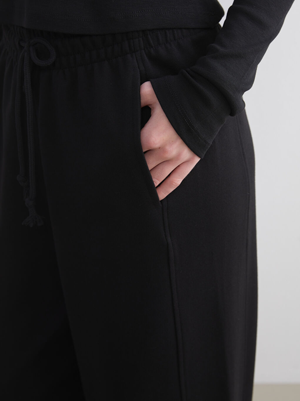 Siyah Beli Lastikli Geniş Paça Kadın Eşofman Altı-1