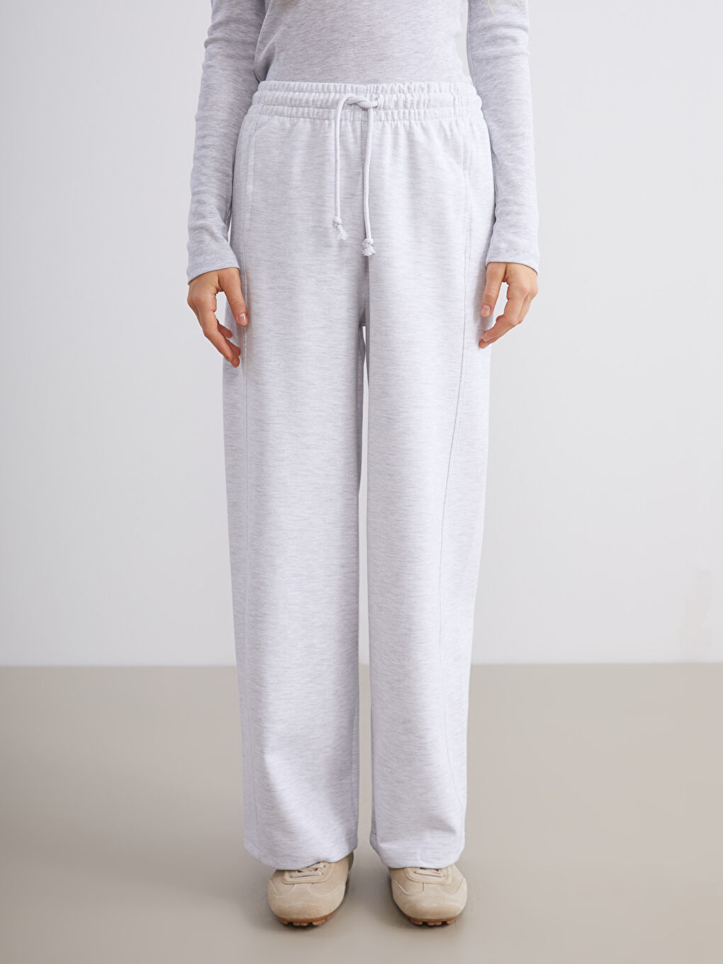 Gri Beli Lastikli Geniş Paça Kadın Eşofman Altı-1