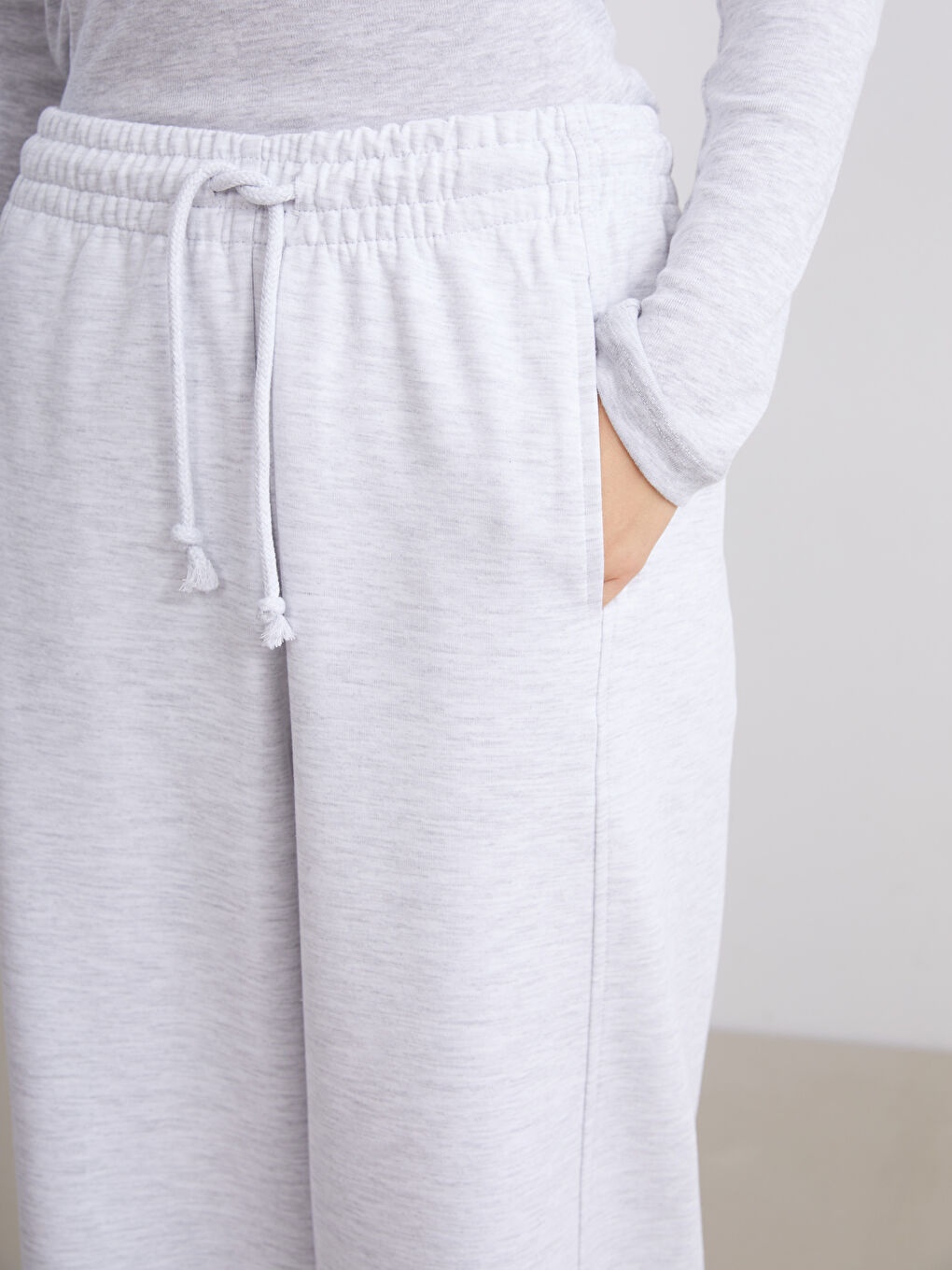 Gri Beli Lastikli Geniş Paça Kadın Eşofman Altı-2