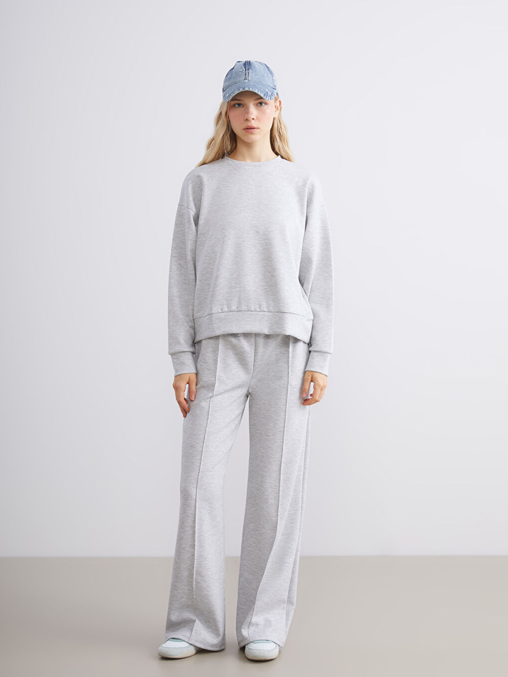 Gri Bisiklet Yaka Oversize Kadın Sweatshirt-1