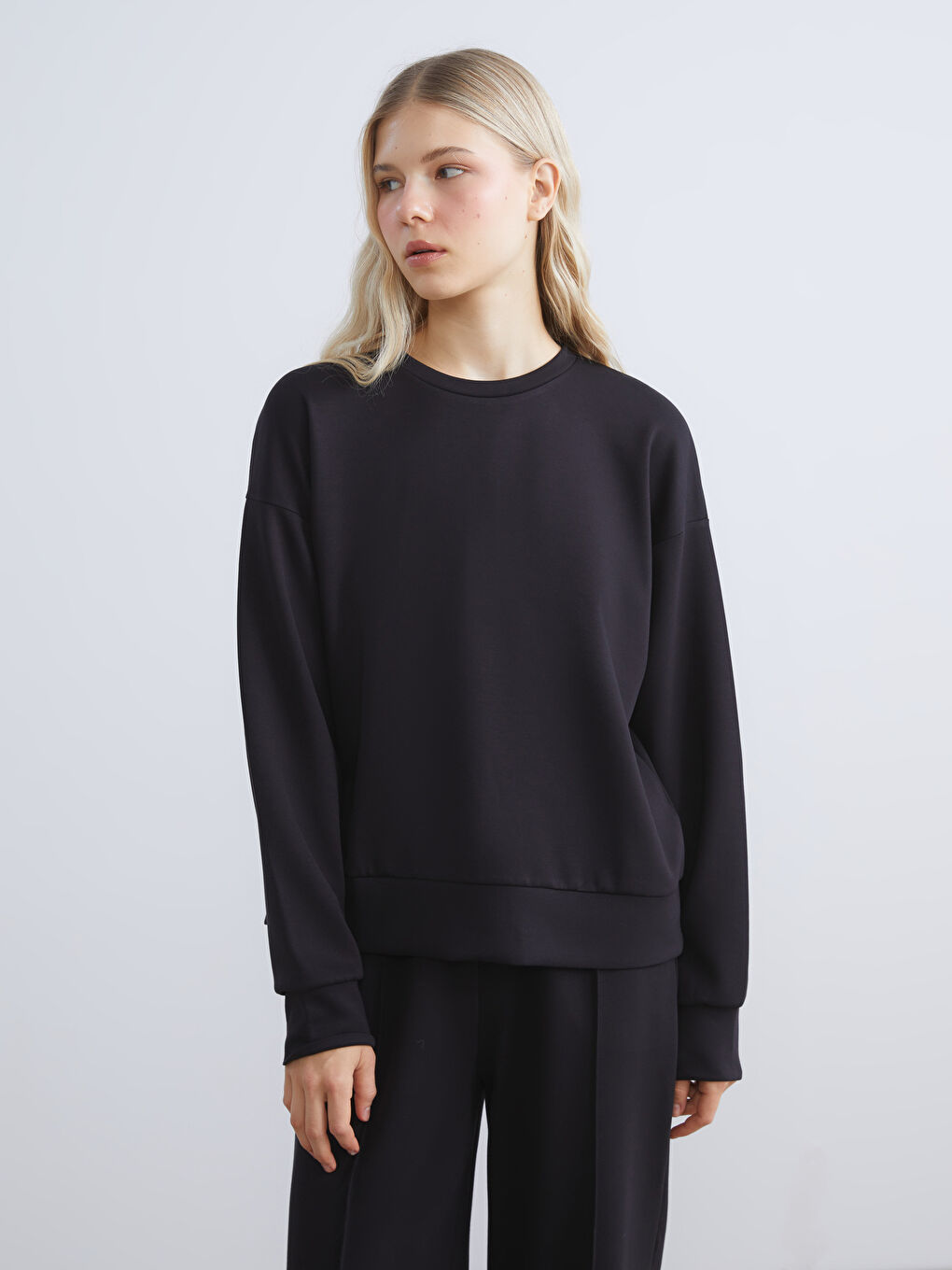 Siyah Bisiklet Yaka Oversize Kadın Sweatshirt-1