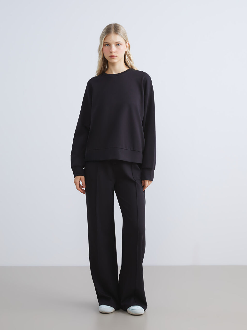 Siyah Bisiklet Yaka Oversize Kadın Sweatshirt-2