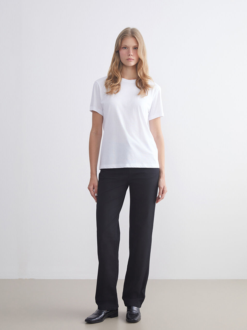 Beyaz Bisiklet Yaka Kadın Tişört-1