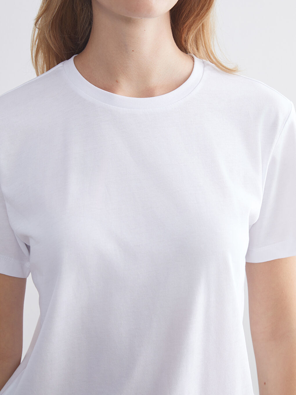 Beyaz Bisiklet Yaka Kadın Tişört-2