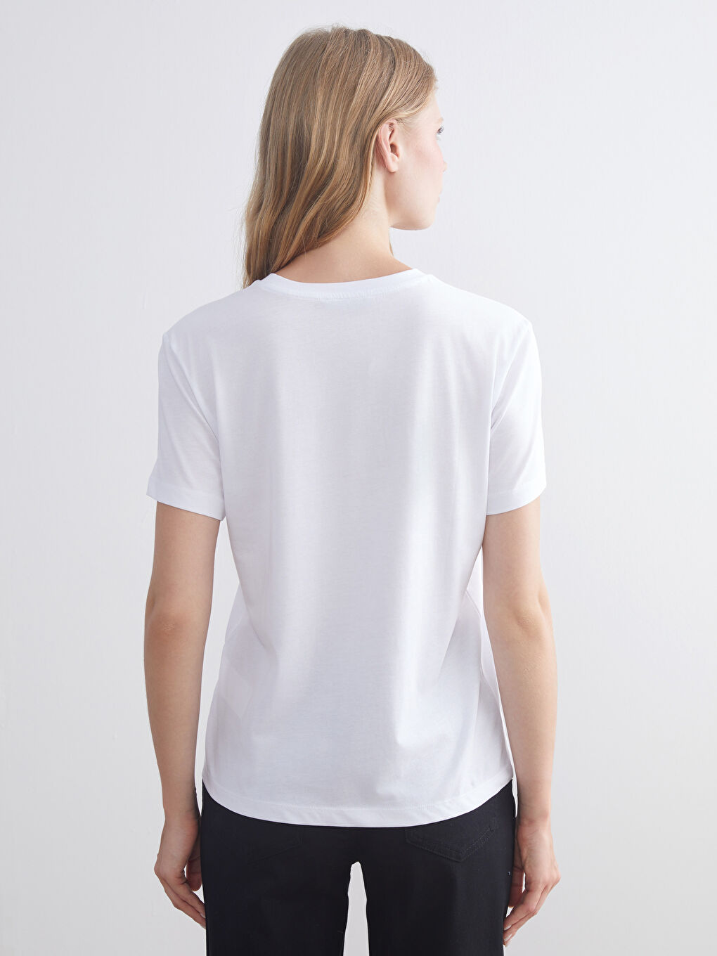 Beyaz Bisiklet Yaka Kadın Tişört-3