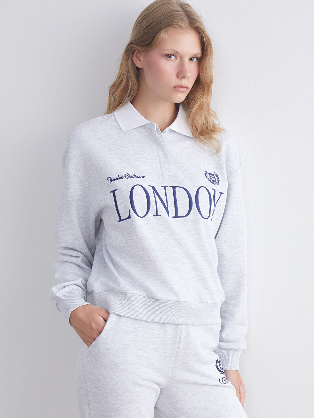 Gri Polo Yaka London Baskılı Kadın Sweatshirt