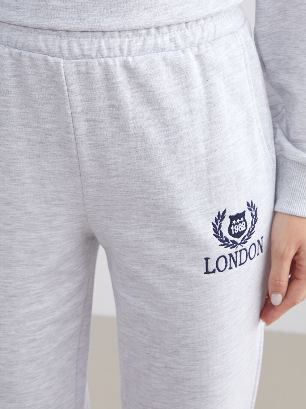 Gri London Nakışlı Kadın Jogger Eşofman Altı-2