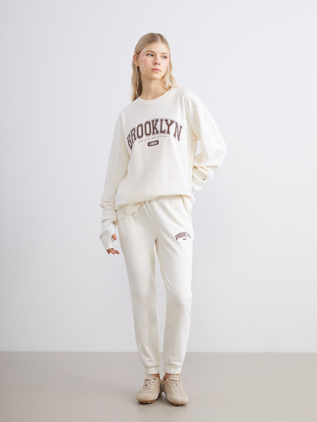 Bej Bisiklet Yaka Brooklyn Baskılı Kadın Sweatshirt-1