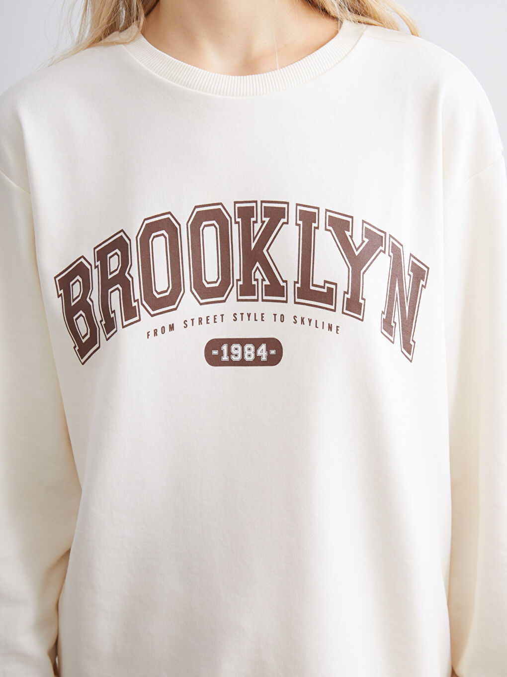 Bej Bisiklet Yaka Brooklyn Baskılı Kadın Sweatshirt-2