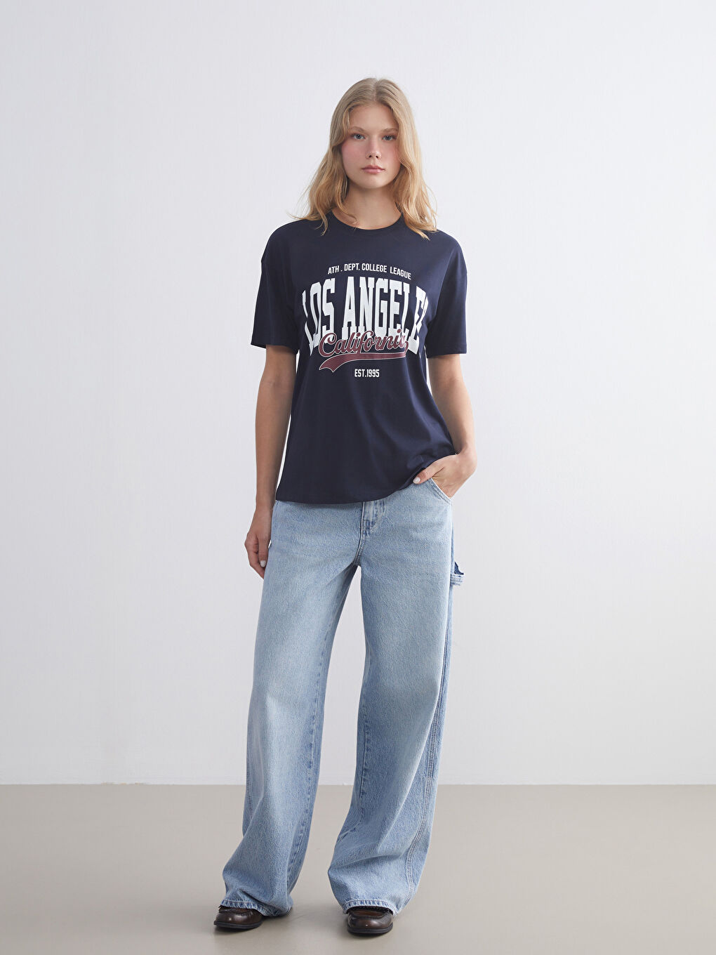 Lacivert Bisiklet Yaka Los Angeles Baskılı Kadın Tişört-1