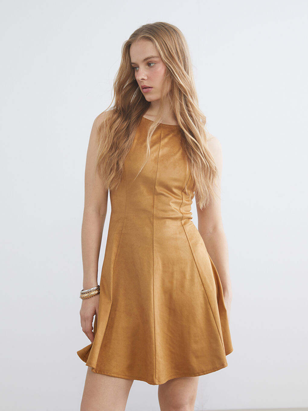 Kahverengi Belden Oturtmalı Süet Görünümlü Mini Elbise-1