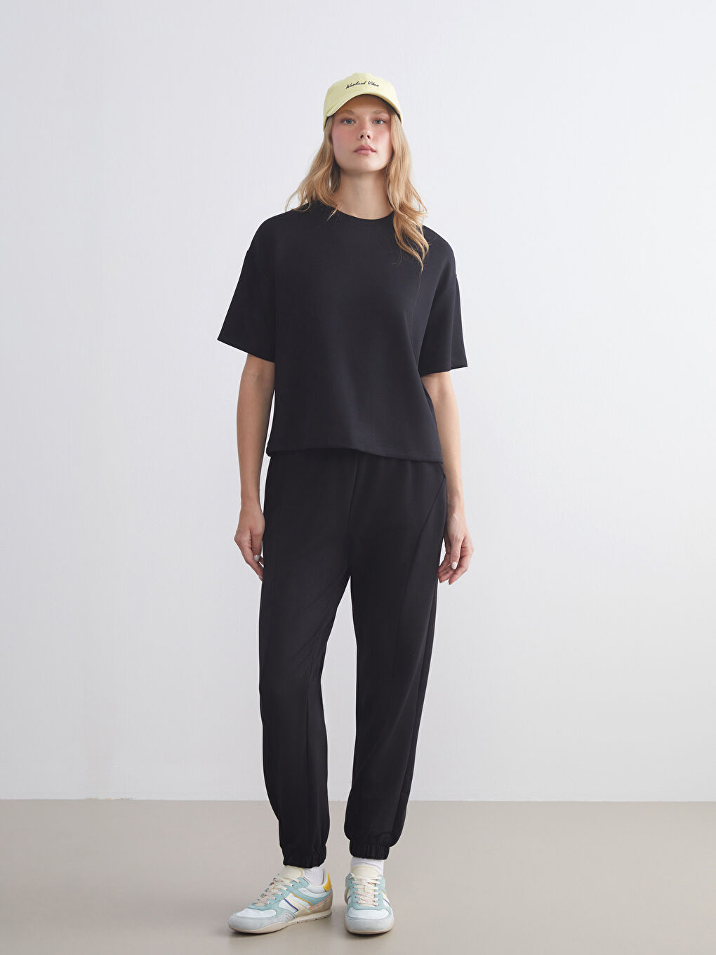 Siyah Bisiklet Yaka Oversize Kadın Tişört-1