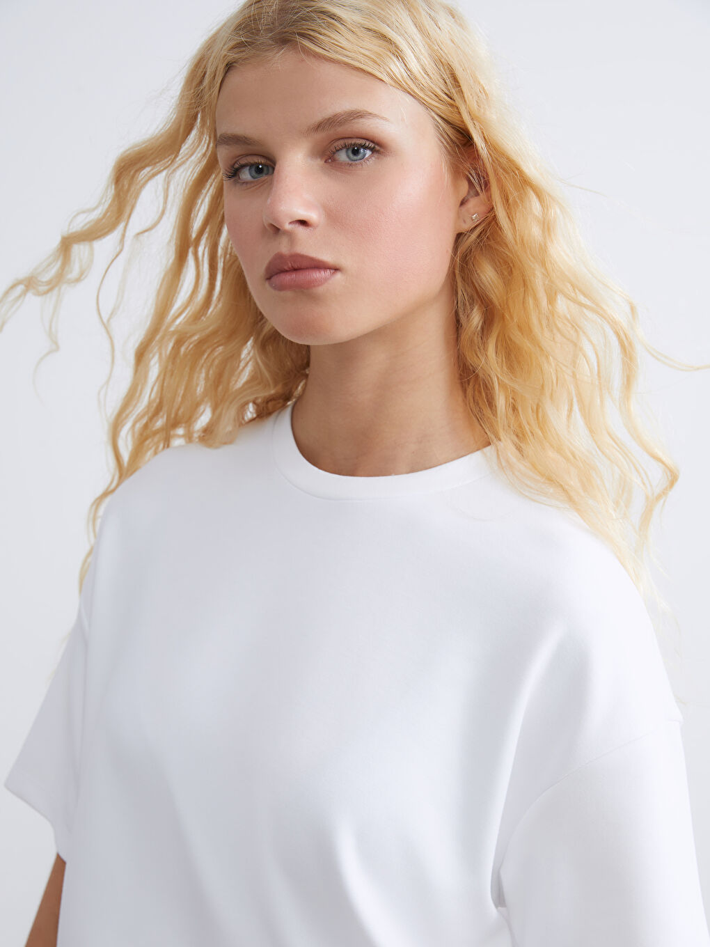 Beyaz Bisiklet Yaka Oversize Kadın Tişört