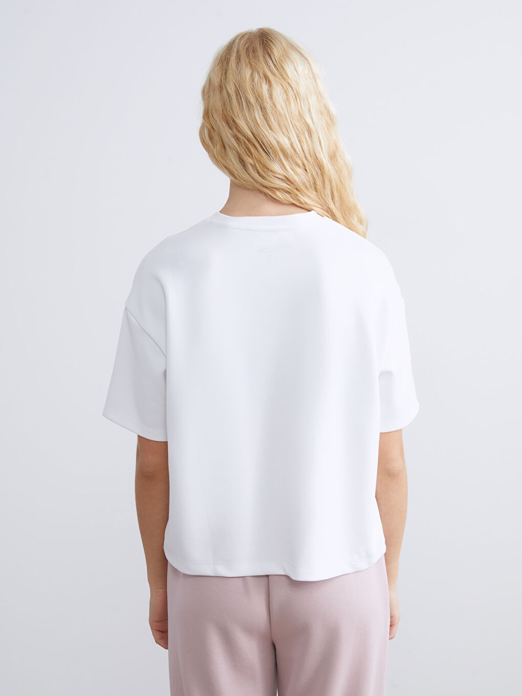 Beyaz Bisiklet Yaka Oversize Kadın Tişört-7
