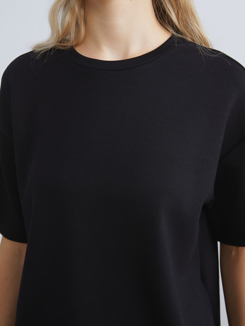 Siyah Bisiklet Yaka Oversize Kadın Tişört-2