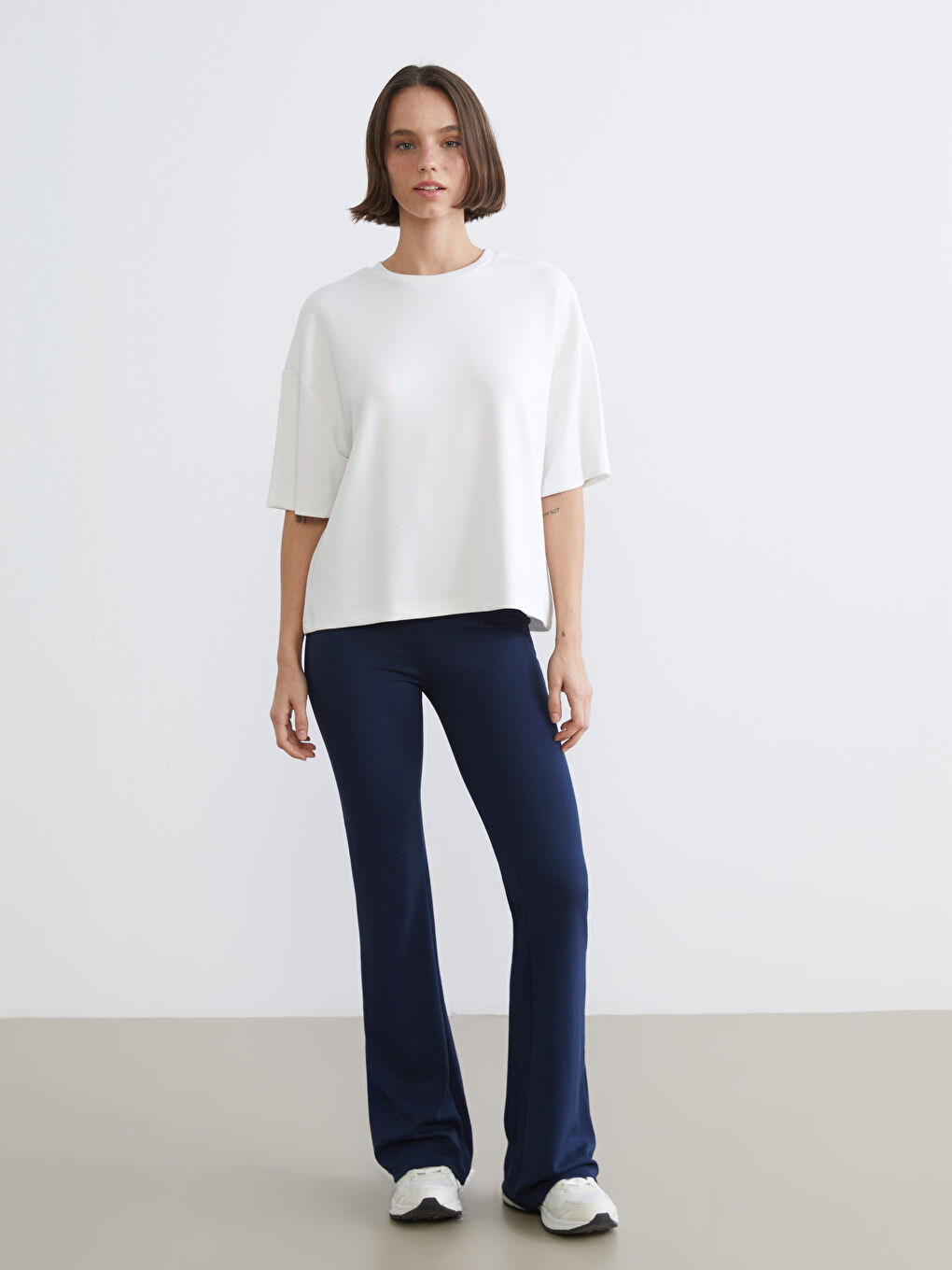 Beyaz Bisiklet Yaka Oversize Kadın Tişört-2