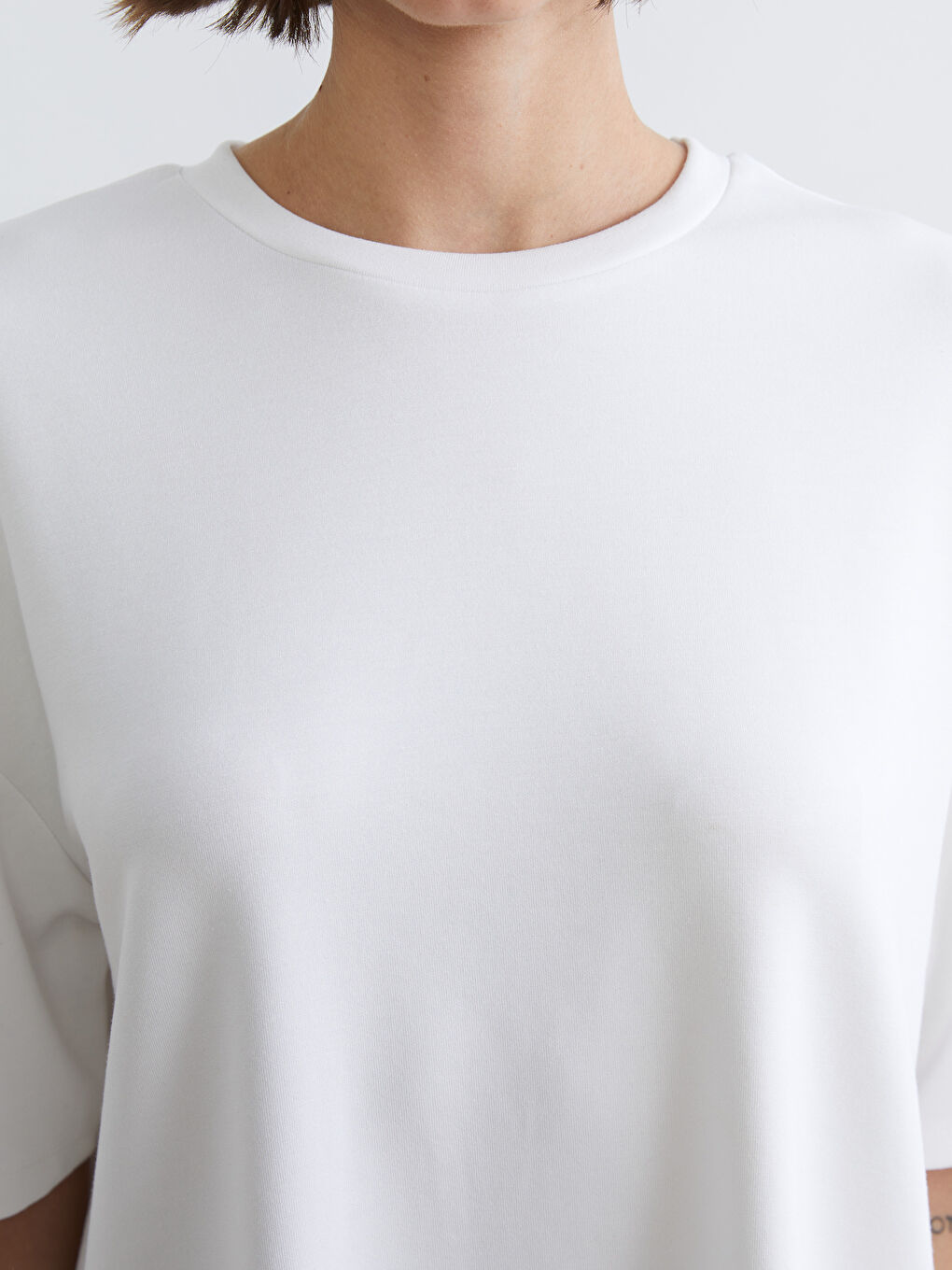 Beyaz Bisiklet Yaka Oversize Kadın Tişört-4