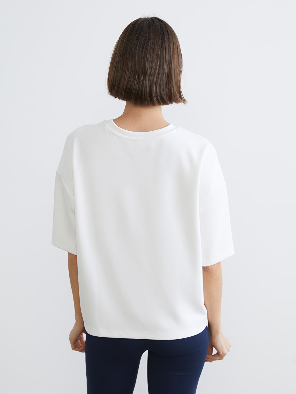 Beyaz Bisiklet Yaka Oversize Kadın Tişört-6