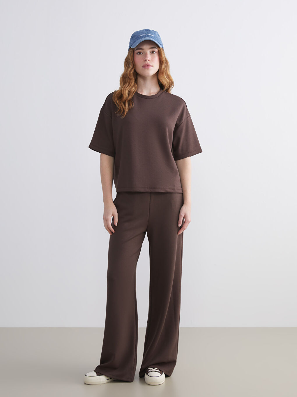 Kahverengi Bisiklet Yaka Oversize Kadın Tişört-1