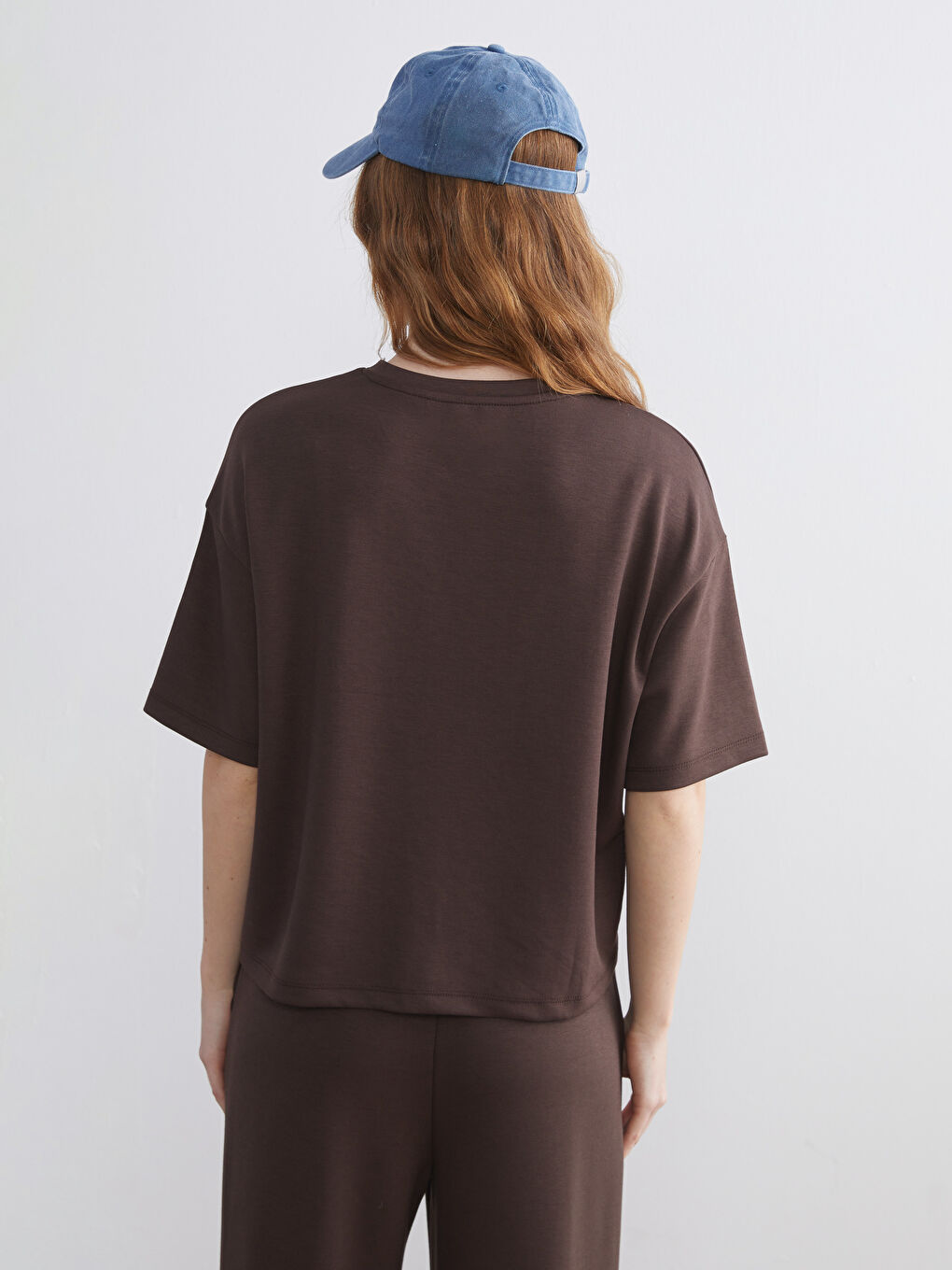 Kahverengi Bisiklet Yaka Oversize Kadın Tişört-3