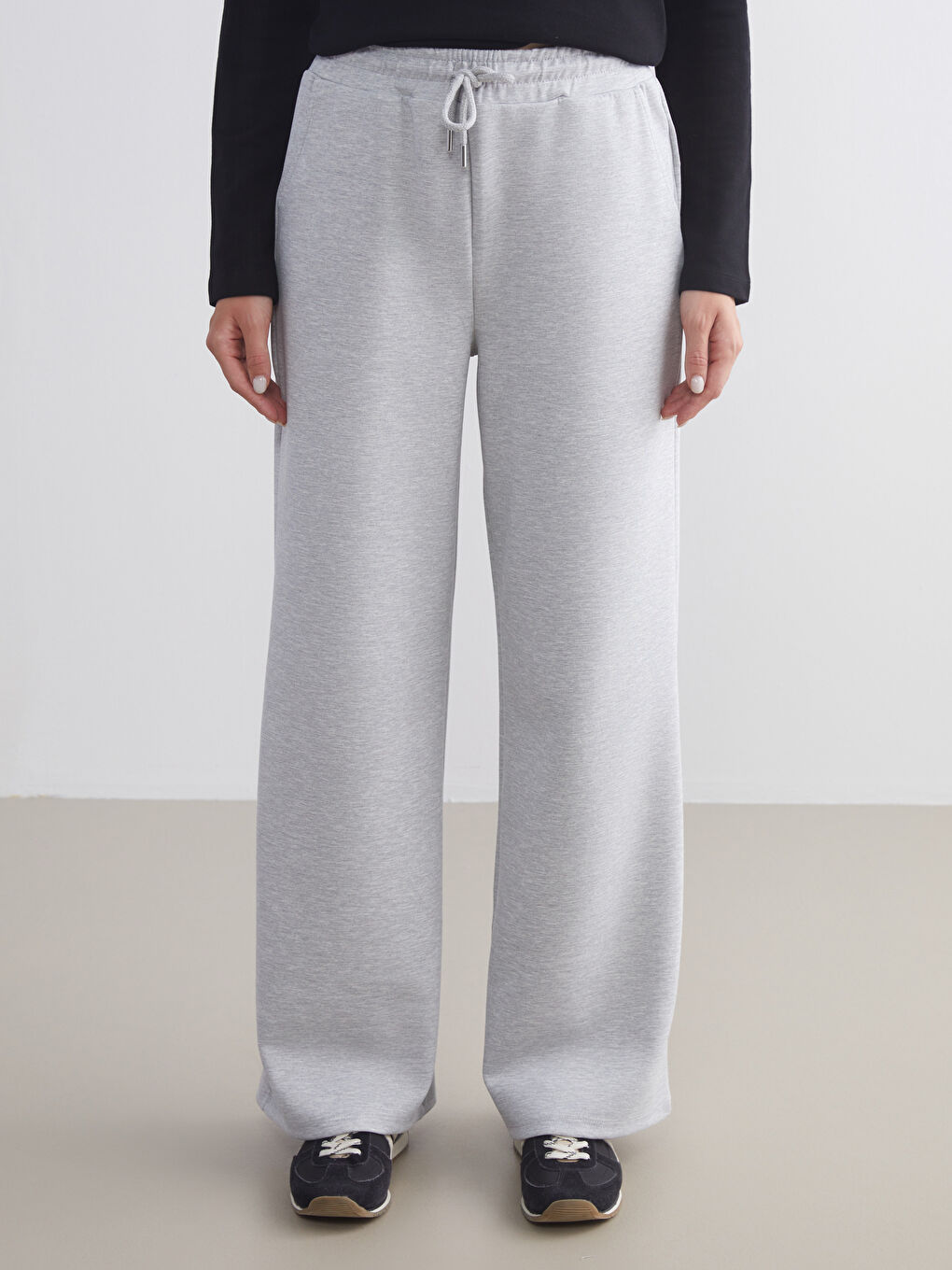 Gri Beli Lastikli Geniş Paça Kadın Eşofman Altı-1