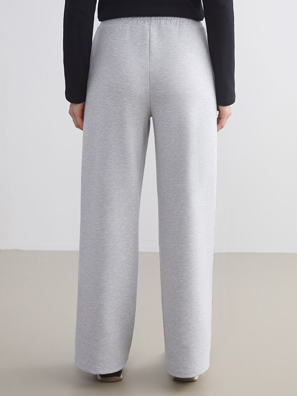 Gri Beli Lastikli Geniş Paça Kadın Eşofman Altı-3