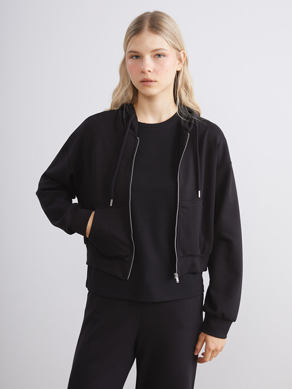 Siyah Kapüşonlu Kadın Fermuarlı Sweatshirt