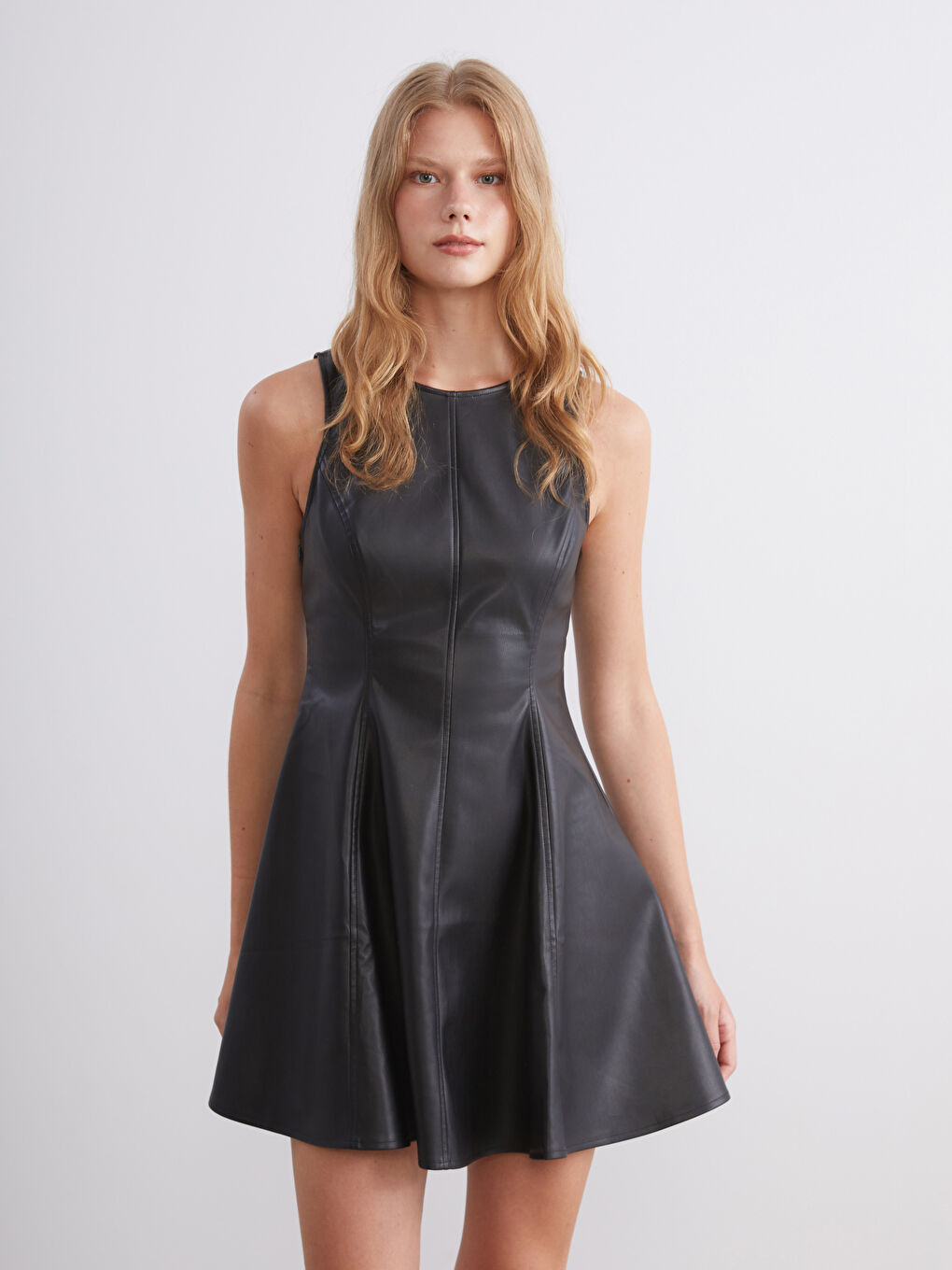 Siyah Bisiklet Yaka Deri Görünümlü Peplum Mini Elbise-1